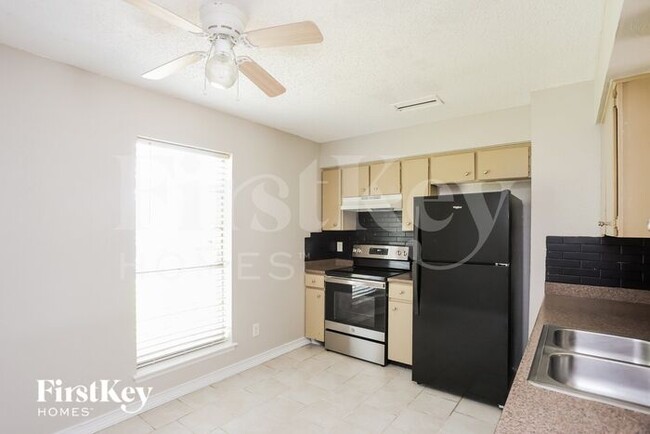 Building Photo - 908 Wandering Way Dr