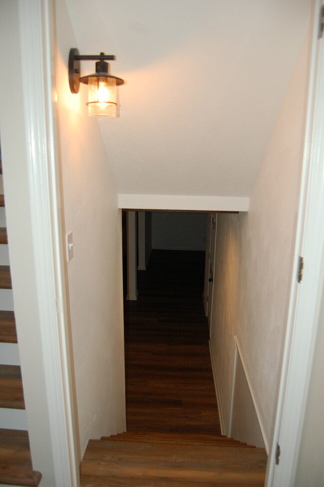 Basement stairs - 3075 Chartwell Ct