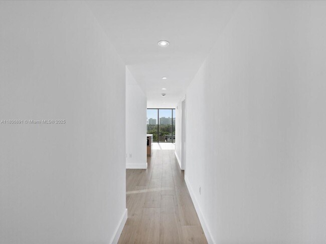 Building Photo - 9901 W Bay Harbor Dr