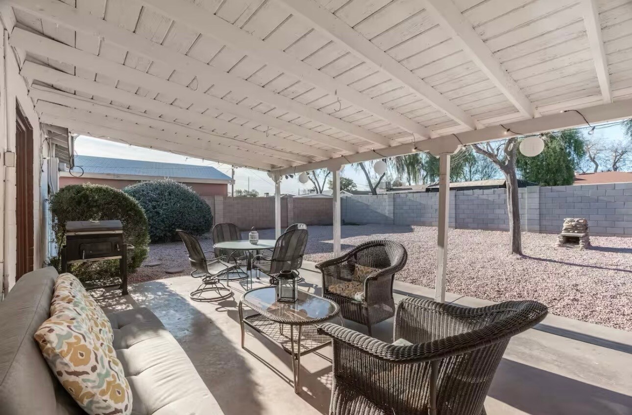 Building Photo - 2340 W Mitchell Dr