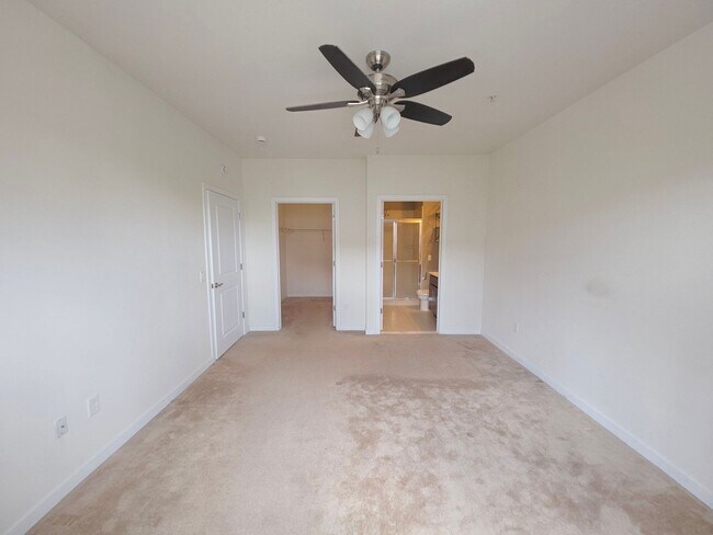 Building Photo - Beautiful 2nd floor (with elevator services) condominium: 2-bed, 2-bath, beautiful kitchen, bonus...