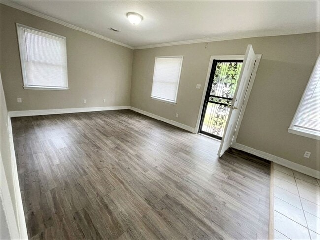 Building Photo - Charming & Fully Refreshed 2BR/1BA Near the University District – Move-In Ready!