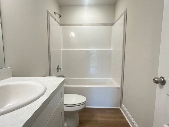 Building Photo - Beautifully Done & Brand New 4BD/2.5 Home in Jones Co.