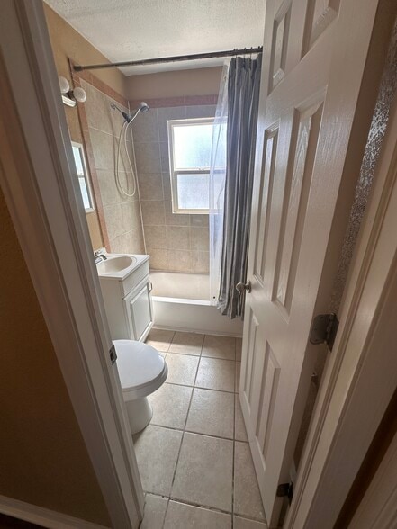 Upstairs Bath - 814 Julian St