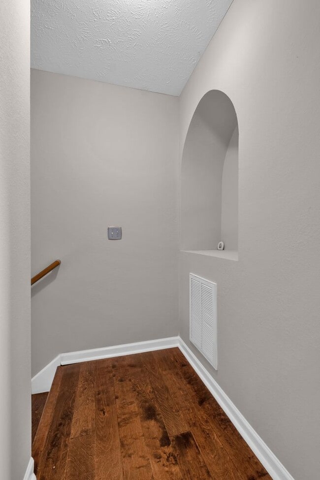 Building Photo - Donelson townhouse, 2 minutes from the lak...