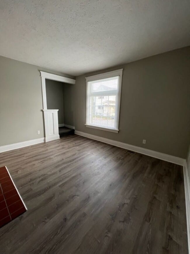 Building Photo - Charming 2 Bedroom Home with Fenced Yard Available for Pre-Lease!