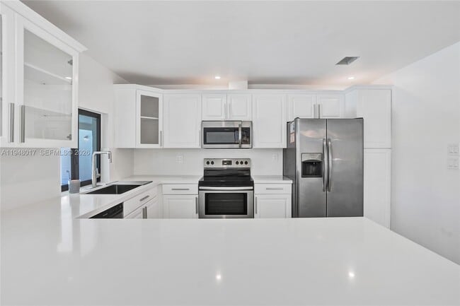 Building Photo - 16653 Golfview Dr