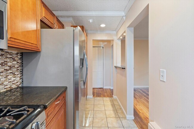 Building Photo - 65 W Broadway