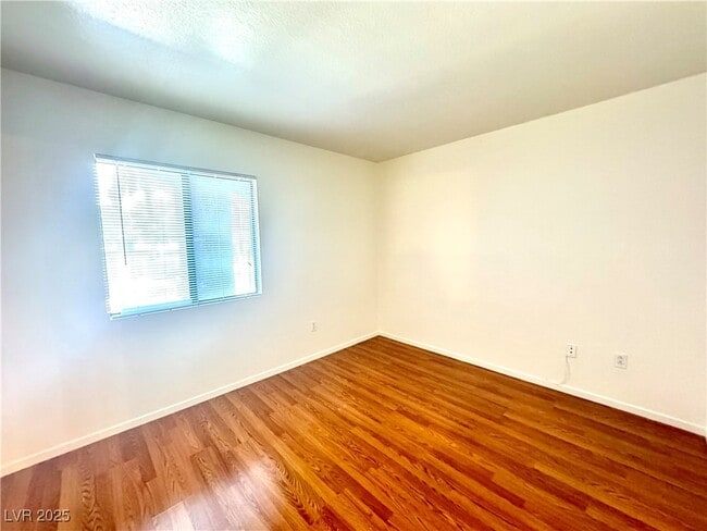 Building Photo - 950 Seven Hills Dr