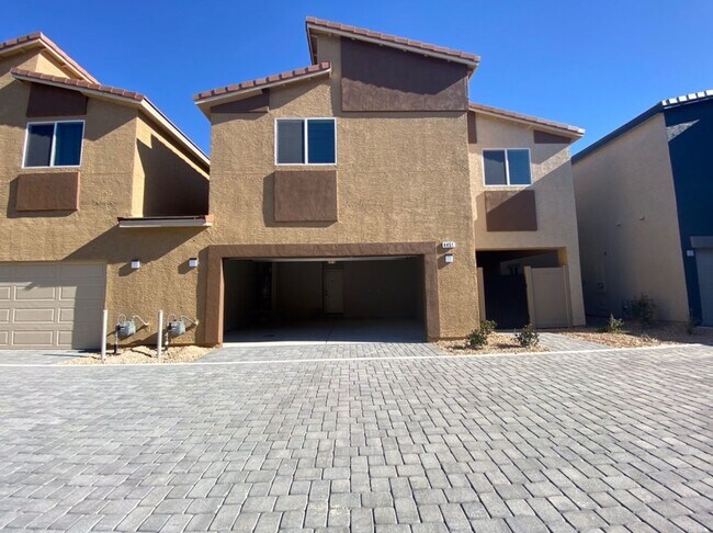 Building Photo - AMAZING GATED 3 BED 2.5 BATH 2 CAR GARAGE !