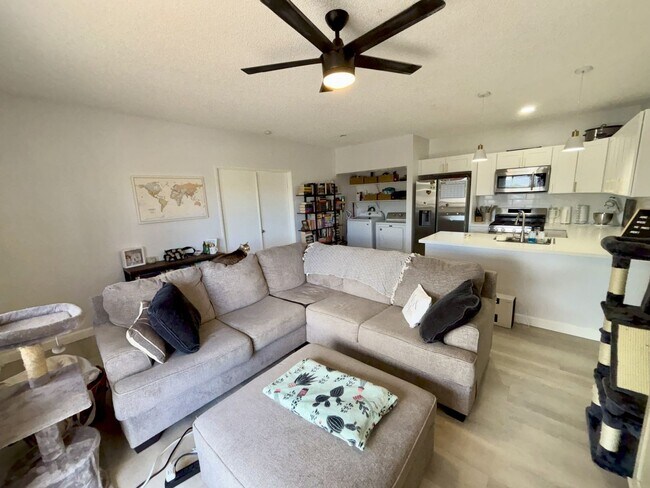 Building Photo - 2 (PRIVATE) BDRM/2-FULL (ON-SUITE) BATHS I...