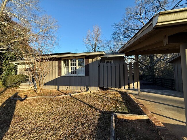 Building Photo - 2 Bedrooms, 2 Bathrooms - Home in Maplewood!