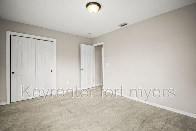 Building Photo - 2210 Parkview Dr
