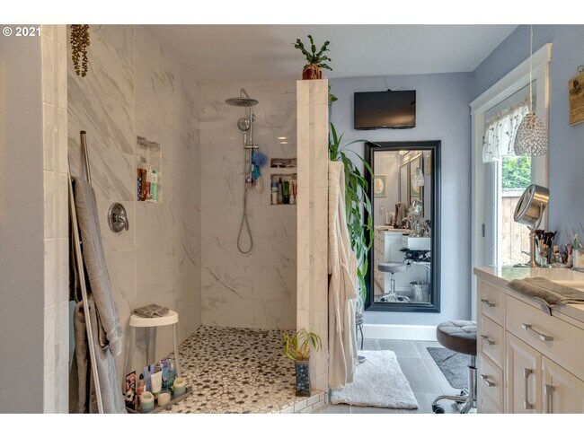 Building Photo - Charming One Level Custom Home