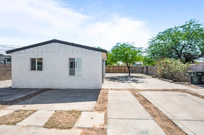 Building Photo - 2228 W Georgia Ave