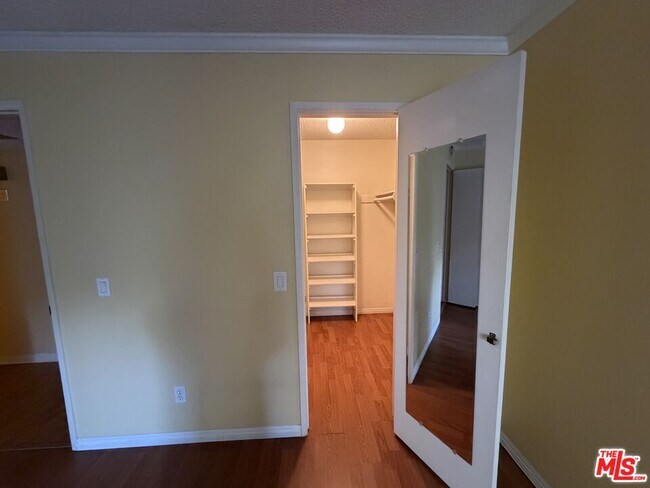 Building Photo - 805 Temple Terrace