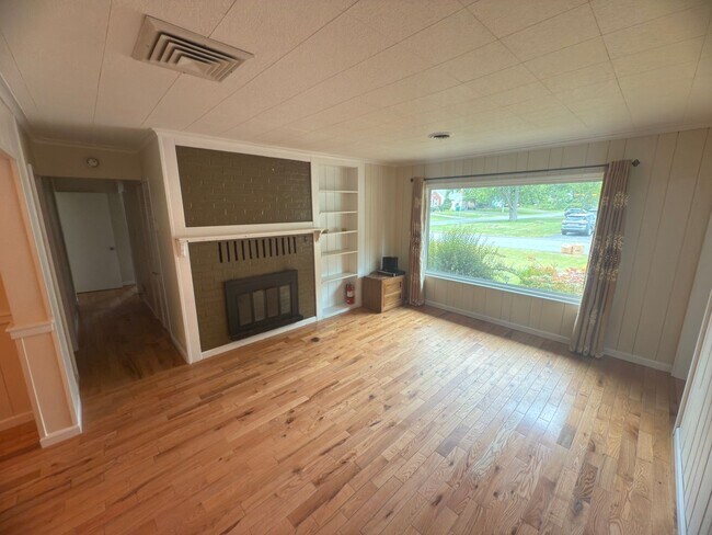 Building Photo - Charming 3-Bedroom Home + Bonus Room in Prime Niskayuna Location!