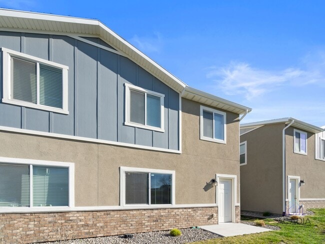 Building Photo - Spacious 3 Bed/2.5 Bath Townhome in Magna Community!