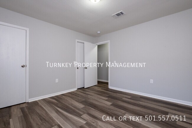 Building Photo - Renovated 3 bed 2 bath duplex! Half off 1s...