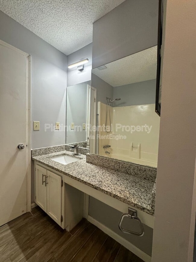 Building Photo - 1804 Pine Tree Dr