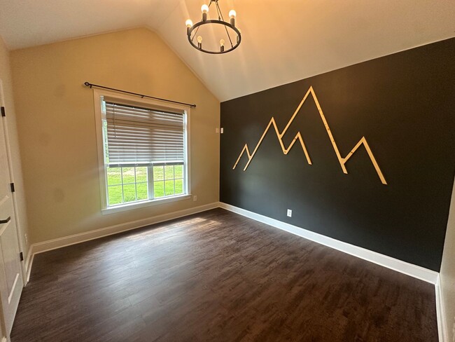 Building Photo - 32 Sarjon Cir