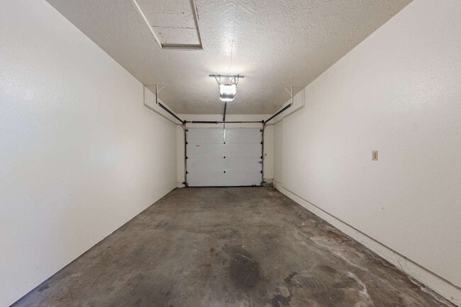 Building Photo - 2 Bedroom Duplex **MOVE IN SPECIAL** $500 ...