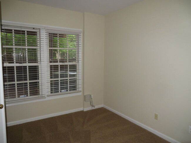 Building Photo - Beautiful Townhome - Vienna