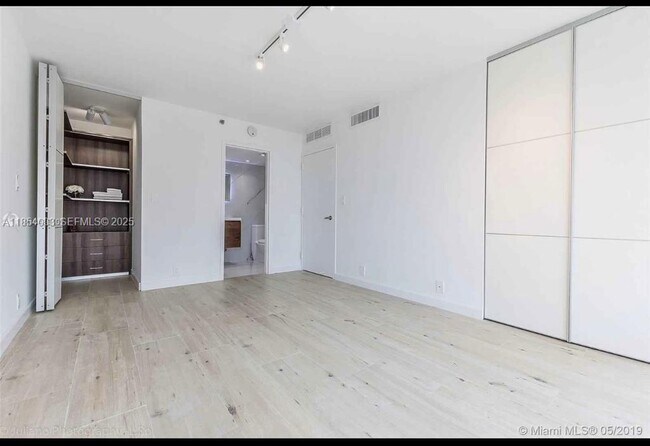 Building Photo - 7601 E Treasure Dr