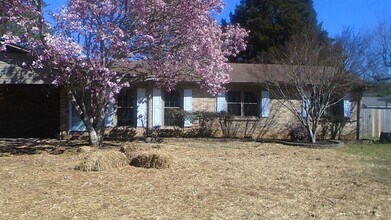 Building Photo - 3 Bedroom 2 Bathroom Home - Ask About the Move In Special!