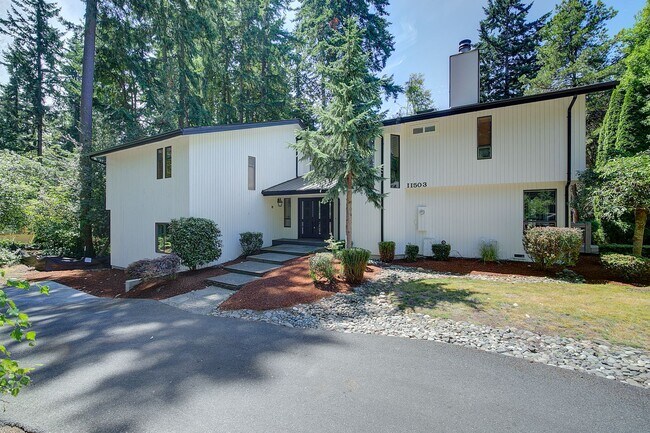 Primary Photo - 5Bd/2.5Ba Kirkland Home