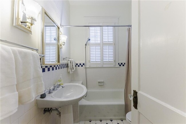 Building Photo - 654 Cresthill Ave NE