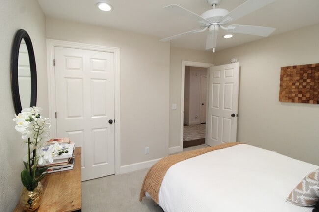 Building Photo - 1401 NE Dysart Woods Ln