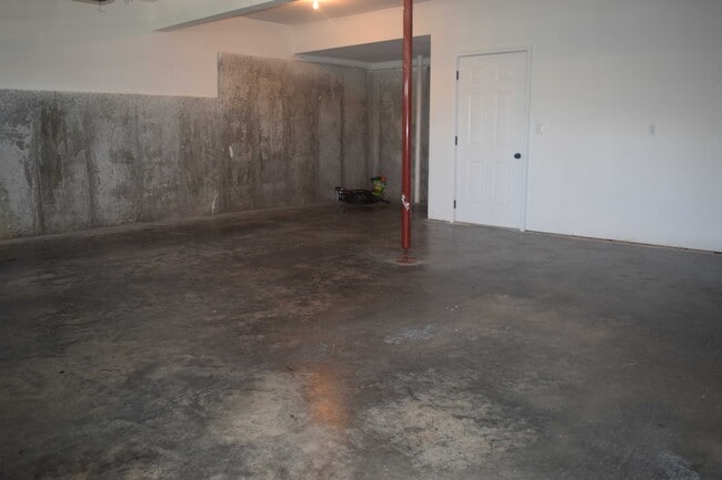 Building Photo - Gorgeous Split Foyer Home!