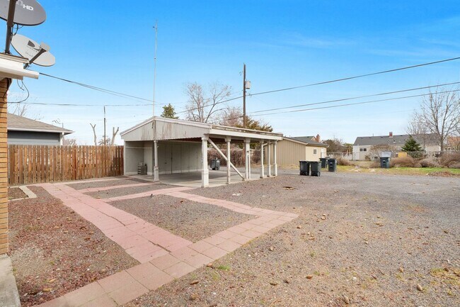 Building Photo - 1131/1133 W Ivy Ave