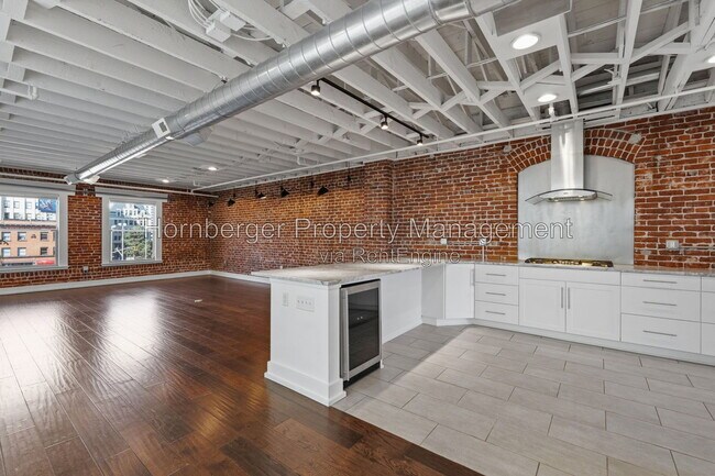 Building Photo - 401 W 1st Ave