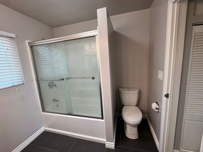 Building Photo - Spacious 2-Bedroom, 2-Bath Apartment for R...