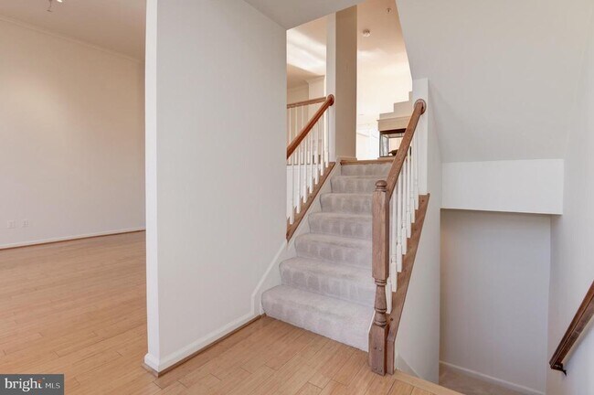 Building Photo - 1984 Crescent Park Dr