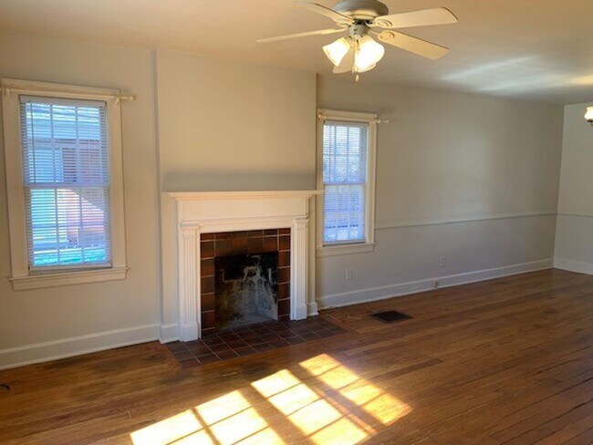 Building Photo - Duplex located close to UK, Downtown or St...