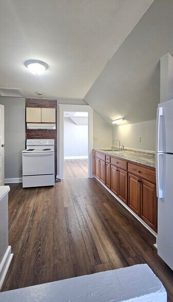 Building Photo - 83 Gibbs St