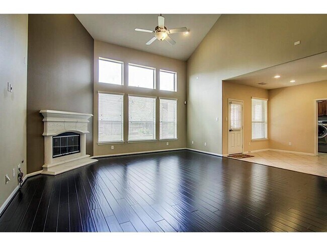 Building Photo - 10207 White Pines Dr