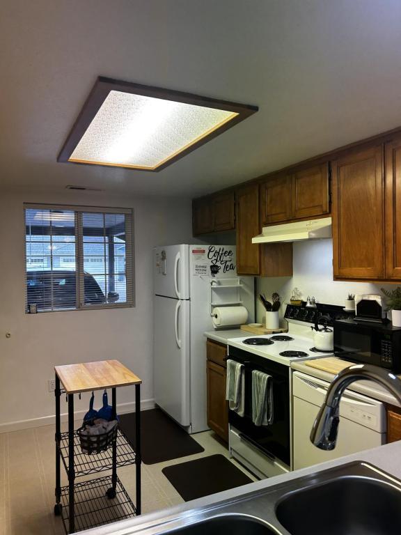 Building Photo - 563 Primrose Dr