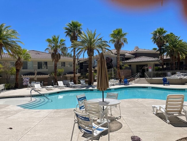 Building Photo - First Floor Condo Unit in Gated Community!