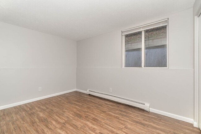 Building Photo - Effortless Living, Exceptional Location