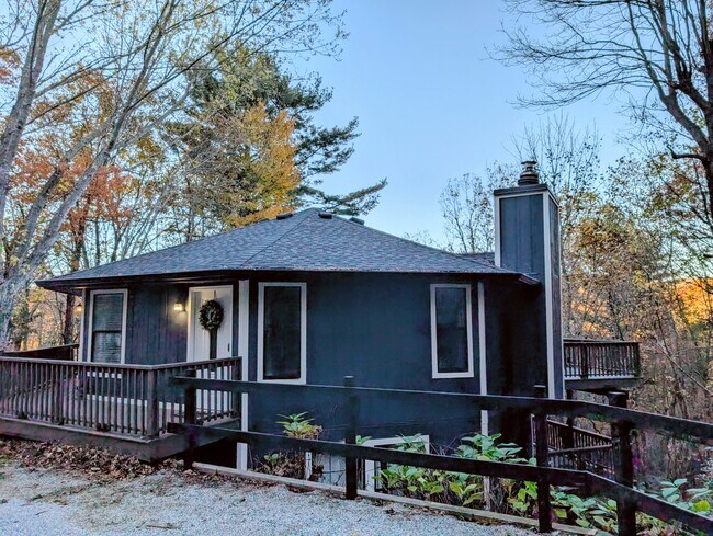 Building Photo - 842 Alpine Dr