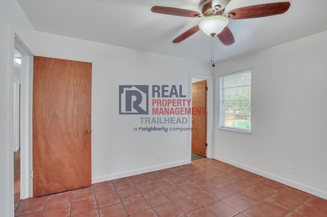 Building Photo - Inviting Home with Pool in Established Cleburne Neighborhood