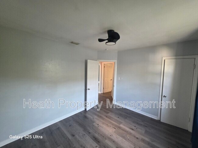 Building Photo - 1425 40th St S