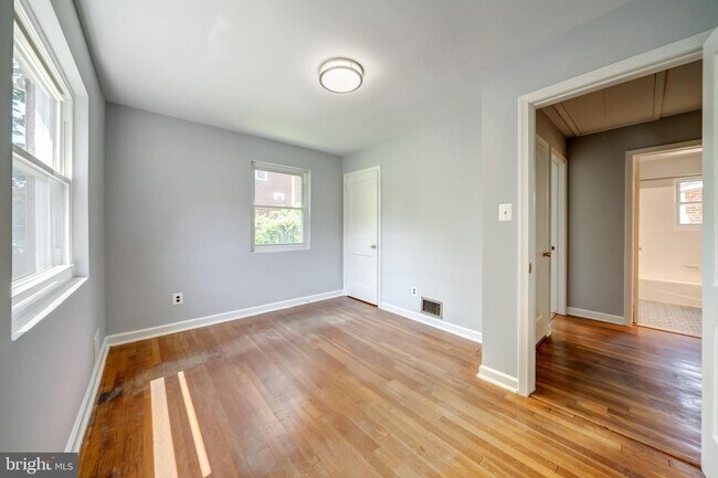 Building Photo - 929 19th St S