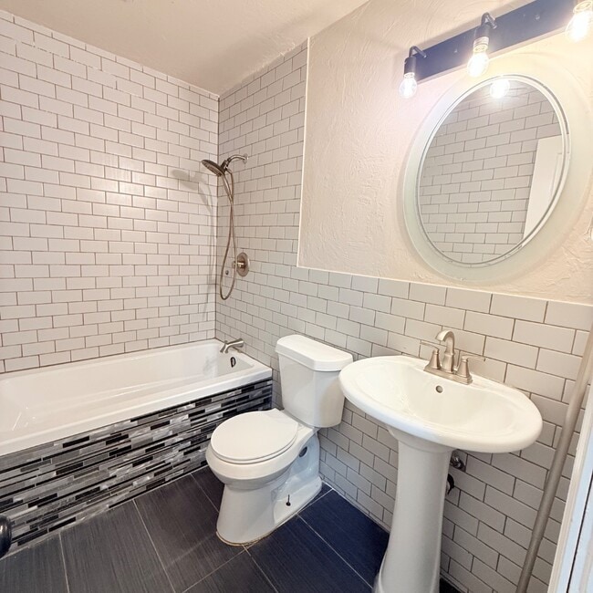 Building Photo - 4004 SE 25th St