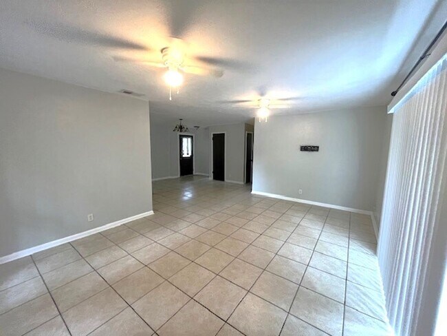 Building Photo - 3/2 single-family home in NE Ocala
