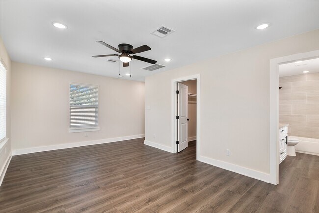 Building Photo - 1206 S Victory Dr